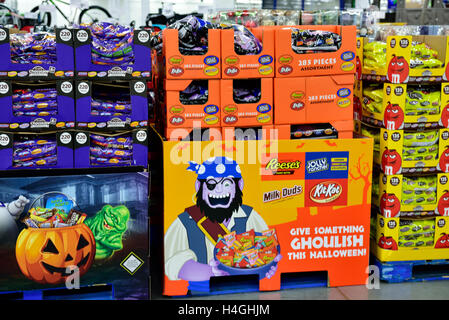 Caramelle sul display per Halloween tratta nel supermercato Foto Stock