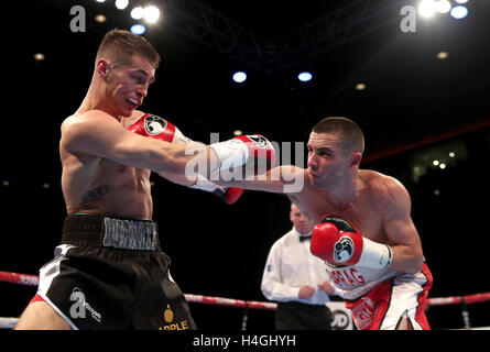 Ryan Burnett prende su Ryan Farrag per la BBBofC British Peso gallo titolo all'Echo Arena, Liverpool. Foto Stock