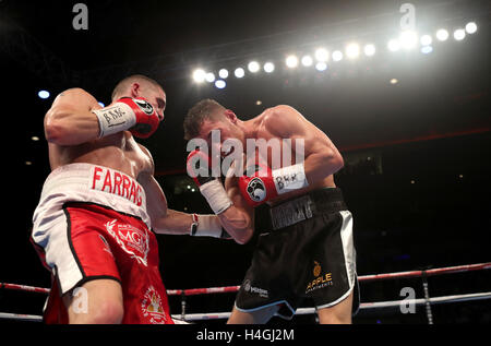 Ryan Burnett prende su Ryan Farrag per la BBBofC British Peso gallo titolo all'Echo Arena, Liverpool. Foto Stock