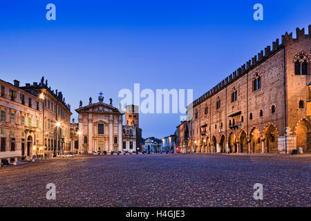 Piazza Sordello al tramonto a Mantova della città illuminata e vuota. Luoghi di interesse storico da palazzi e le chiese e il castello di Foto Stock