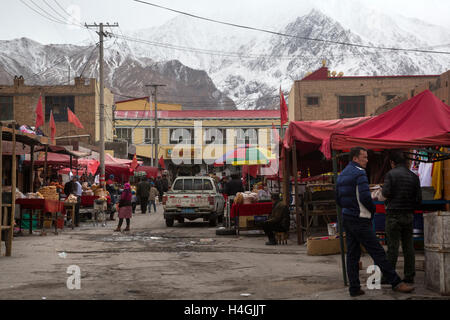 Vista del centro della città di Taxkorgan in tagiko contea autonoma della prefettura di Kashgar nella parte occidentale del Xinjiang, Cina Foto Stock