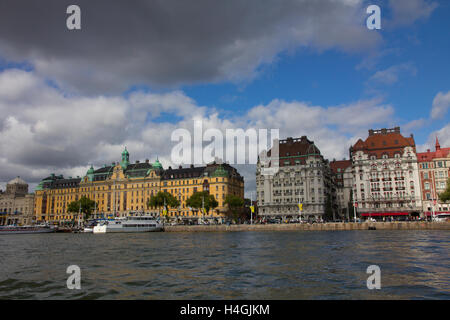 Waterfront di scena sul lago Mälaren vicino alla giunzione con il Mar Baltico, Stoccolma, Svezia. Foto Stock