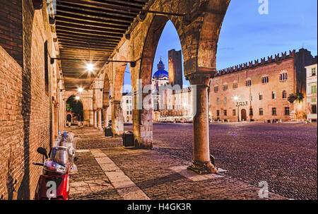 Mantova Palazzo Ducale a piazza Sordolle dal colonnato interno verso la torre della cattedrale e i palazzi Foto Stock