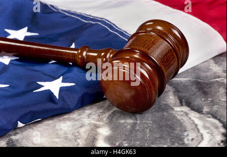 Martello di legno sulla parte superiore della bandiera americana con una stanza per il tipo. Foto Stock