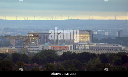 Glasgow super ospedale Queen Elizabeth conosciuta come la stella della morte da una distanza egli Barclay Curle cantieri gru sulla sinistra Foto Stock