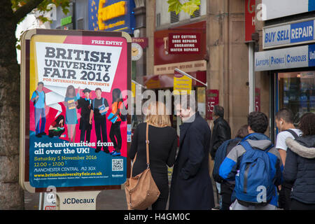 JCDecaux street pubblicità per università britannica Fair 2016, Manchester, Regno Unito Foto Stock