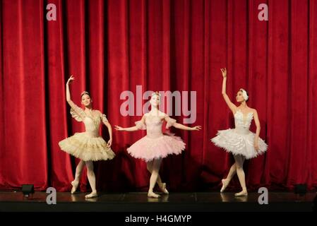 Pasay, Filippine. 15 ottobre, 2016. Pyotr Ilyich Tchaikovsky ispirazione femmina (L - R) per creare il balletto classico sono principessa Aurora (Sleeping Beauty), zucchero prugna fata (Lo schiaccianoci) e Odette (il lago dei cigni) © George Buid/Pacific Press/Alamy Live News Foto Stock