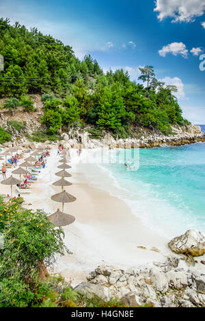 Spiaggia di marmo (Saliara spiaggia), Isole Thassos, Grecia. Spiaggia  Bianca. Ombrelloni di paglia (paglia) ombrellone e lettini sulla spiaggia  Foto stock - Alamy