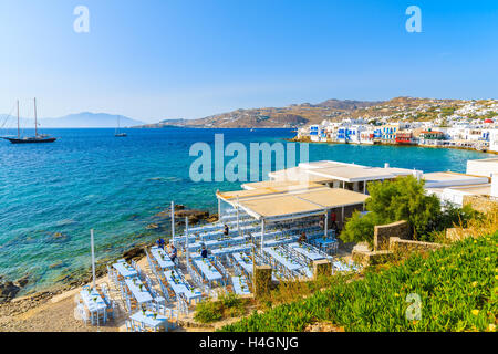 Una vista della costa e tipica taverna greca nella piccola Venezia parte della città di Mykonos, a Mykonos, Grecia Foto Stock