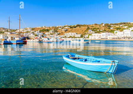 Tipico blu e bianco greco di colore pesca in barca nel porto di Mykonos sull isola di Mykonos cicladi grecia Foto Stock