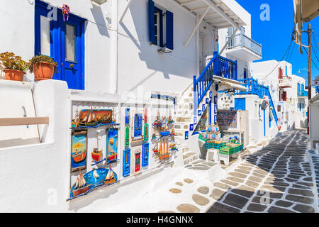 La città di Mykonos, Grecia - 16 Maggio 2016: negozio con tipico per le isole greche di souvenir su strada imbiancate nel bellissimo Mykonos per Foto Stock