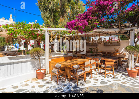 Tipico greco piccolo ristorante sulla strada nella bella città di Mykonos, Cicladi, Grecia Foto Stock