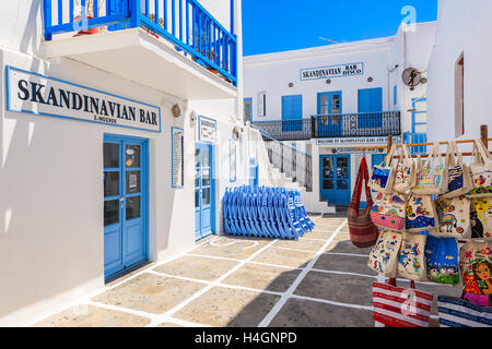 La città di Mykonos, Grecia - 16 Maggio 2016: tipico greco bar e negozio di souvenir turistici sulla strada a Mykonos, Grecia. Foto Stock