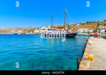 Tradizionale in legno barca a vela ormeggio nel porto di Mykonos, Cicladi, Grecia Foto Stock