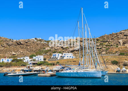 Isola di Mykonos, Grecia - 17 Maggio 2016: barche a vela in Mykonos porto nuovo, Cicladi, Grecia. Foto Stock