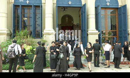 Popolo Thai uscire un Wat in Grand Palace dopo aver pagato rispetta al compianto Re Bhumibol Adulyadej a Bangkok, in Thailandia. Thailandia del Re Bhumibol Adulyadej, la più lunga del mondo-monarca regnante morì in età di 88 in Bangkok Ospedale Siriraj giovedì dopo il suo 70 anni di regno. Il primo ministro Prayut Chan-OCHA ha fatto una dichiarazione in Thailandia potrebbe tenere un anno di periodo del lutto come il Principe ereditario Maha Vajiralongkorn confermato che egli fosse in grado di eseguire il suo compito come erede al trono. Foto Stock