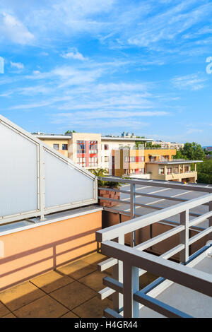 Terrazza di un nuovo appartamento di città su soleggiate giornate estive di Cracovia in Polonia Foto Stock