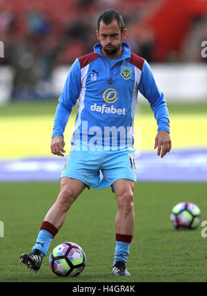 Burnley's Steven Defour durante il warm up prima della Premier League a St Mary's, Southampton. Stampa foto di associazione. Picture Data: domenica 16 ottobre, 2016. Vedere PA storia SOCCER Southampton. Foto di credito dovrebbe leggere: Adam Davy/filo PA. Restrizioni: solo uso editoriale nessun uso non autorizzato di audio, video, dati, calendari, club/campionato loghi o 'live' servizi. Online in corrispondenza uso limitato a 75 immagini, nessun video emulazione. Nessun uso in scommesse, giochi o un singolo giocatore/club/league pubblicazioni. Foto Stock