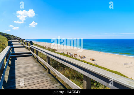 Passerella in legno sulla duna di sabbia che si affaccia su Beach a Wenningstedt, isola di Sylt, Germania Foto Stock