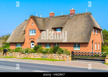 Isola di Sylt, Germania - 7 SET 2016: tipica casa in mattoni rossi con tetto di paglia sulla strada del villaggio di Kampen sull isola di Sylt, Germa Foto Stock