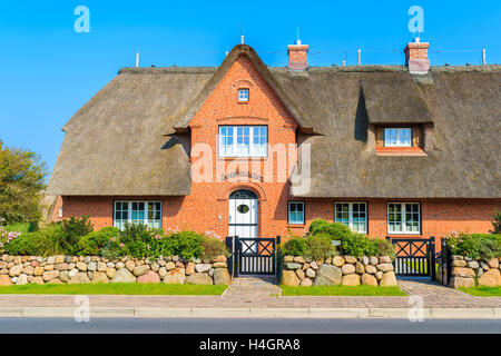 Isola di Sylt, Germania - 7 SET 2016: tipica casa in mattoni rossi con tetto di paglia sulla strada del villaggio di Kampen sull isola di Sylt, Germa Foto Stock