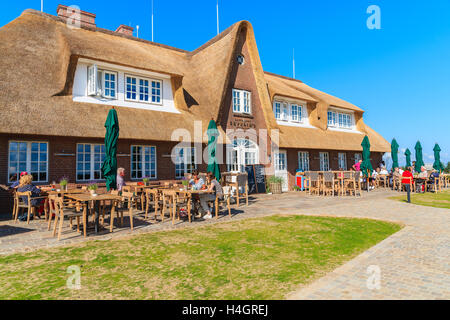 Isola di Sylt, Germania - Sep 11, 2016: la gente di cenare sulla terrazza del Frisone tipico ristorante che si trova nei pressi di Morsum cliff. Foto Stock