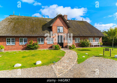 Isola di Sylt, Germania - Sep 11, 2016: casa tradizionale con tetto di paglia e costruito in mattoni rossi a Wenningstedt village a Sylt ho Foto Stock