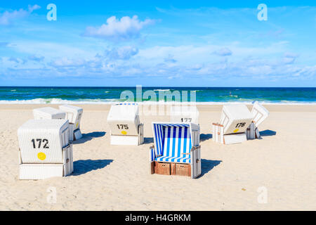 Sedie a sdraio sulla spiaggia di sabbia bianca a Kampen village, isola di Sylt, Germania Foto Stock