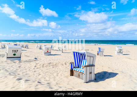 Sedie a sdraio sulla spiaggia di sabbia bianca a Kampen village, isola di Sylt, Germania Foto Stock