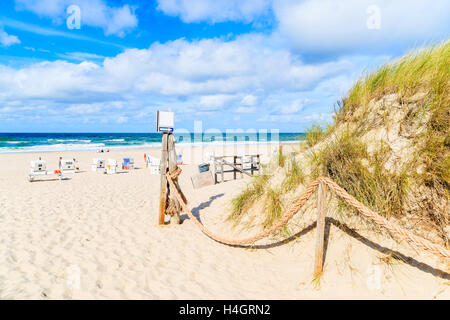 Ingresso alla spiaggia di sabbia nel villaggio di Kampen, isola di Sylt, Germania Foto Stock