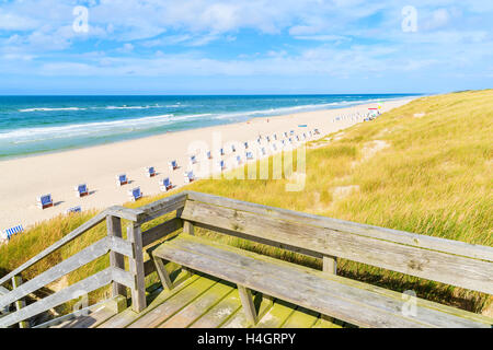 Passerella in legno sulla duna di sabbia che conduce alla spiaggia nel villaggio di elenco, isola di Sylt, Germania Foto Stock