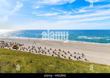 Spiaggia di sabbia bianca con sedie a Wenningstedt, isola di Sylt, Germania Foto Stock