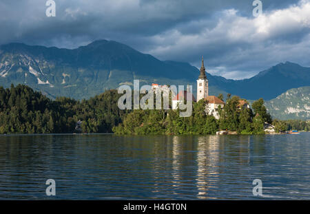 Lago di Bled, Slovenia, con l'Assunzione di Maria la Chiesa nell'isola Foto Stock