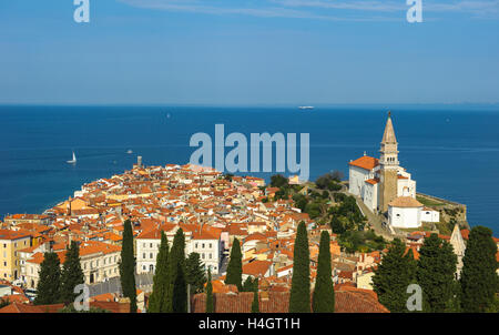 Vista panoramica di pirano oltre il mare Adriatico, Slovenia Foto Stock