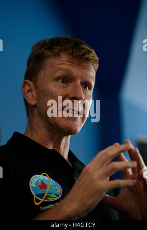 Astronauta britannico Tim Peake parla durante una visita a Clyde spazio in Glasgow, dove ha preso parte a un Q & A con i bambini da da Baljaffray scuola primaria e Bearsden Academy. Foto Stock