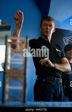 Astronauta britannico Tim Peake parla durante una visita a Clyde spazio in Glasgow, dove ha preso parte a un Q & A con i bambini da da Baljaffray scuola primaria e Bearsden Academy. Foto Stock