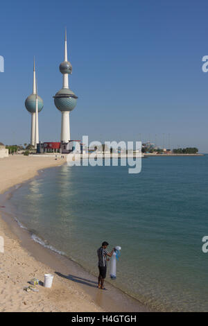 Fisherman pesca nella parte anteriore del Kuwait Towers Foto Stock