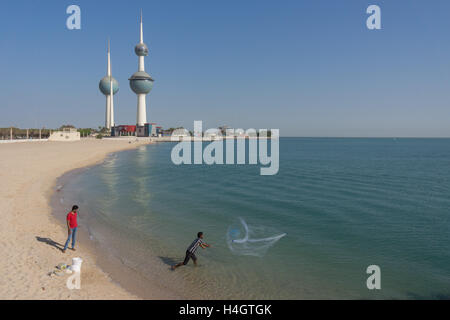 Fisherman pesca nella parte anteriore del Kuwait Towers Foto Stock