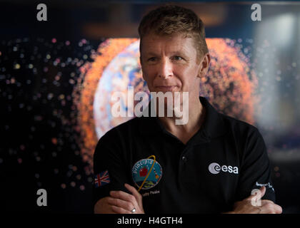 Astronauta britannico Tim Peake parla durante una visita a Clyde spazio in Glasgow, dove ha preso parte a un Q & A con i bambini da da Baljaffray scuola primaria e Bearsden Academy. Foto Stock