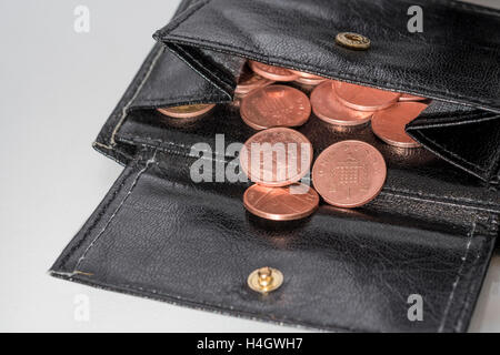 Immagine di borsetta aperta/portafoglio che rivela penny sciolti nel Regno Unito - visivo per il concetto di 'aumento del costo della vita', 'salvare penny', spendthrift 30 s, destitute. Foto Stock