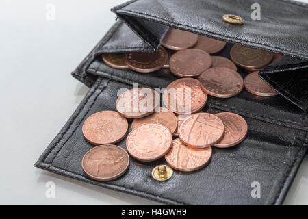 Immagine di borsetta aperta/portafoglio che rivela penny sciolti nel Regno Unito - visivo per il concetto di 'aumento del costo della vita', 'salvare penny', spendthrift 30 s, destitute. Foto Stock