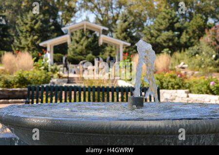 L'acqua della fontana e la festa di nozze impostazione fino al parco Foto Stock