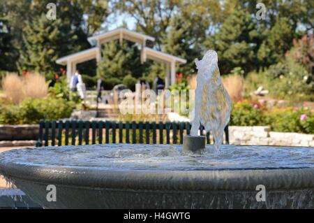 L'acqua della fontana e la festa di nozze impostazione fino al parco Foto Stock