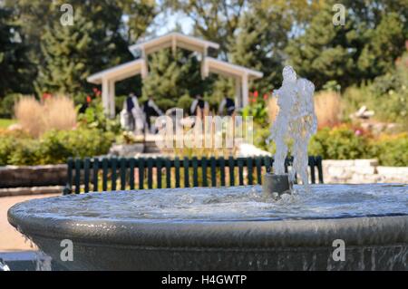 L'acqua della fontana e la festa di nozze impostazione fino al parco Foto Stock