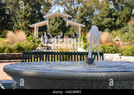 L'acqua della fontana e la festa di nozze impostazione fino al parco Foto Stock