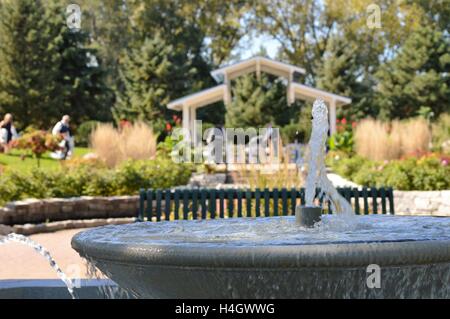 L'acqua della fontana e la festa di nozze impostazione fino al parco Foto Stock