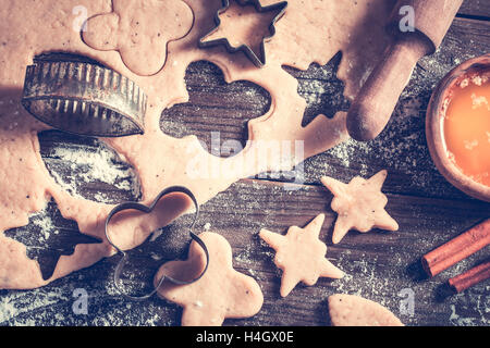 Varie forme cookie cutter e pasta Foto Stock