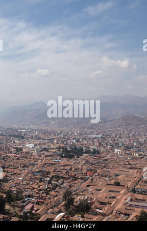 Vista panoramica della città di Cusco, Perù dalla cima Saksaywaman Foto Stock