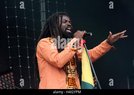 Ghanesi cantante reggae Rocky Dawuni esegue presso i colori di Ostrava music festival, Repubblica ceca, 17 luglio 2016. Foto Stock