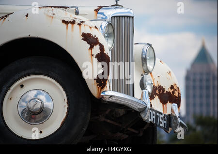 British Classic bianca Bentley, una icona di lusso di un ex età, ruggine si siede vicino a downtown Atlanta, Georgia. Foto Stock